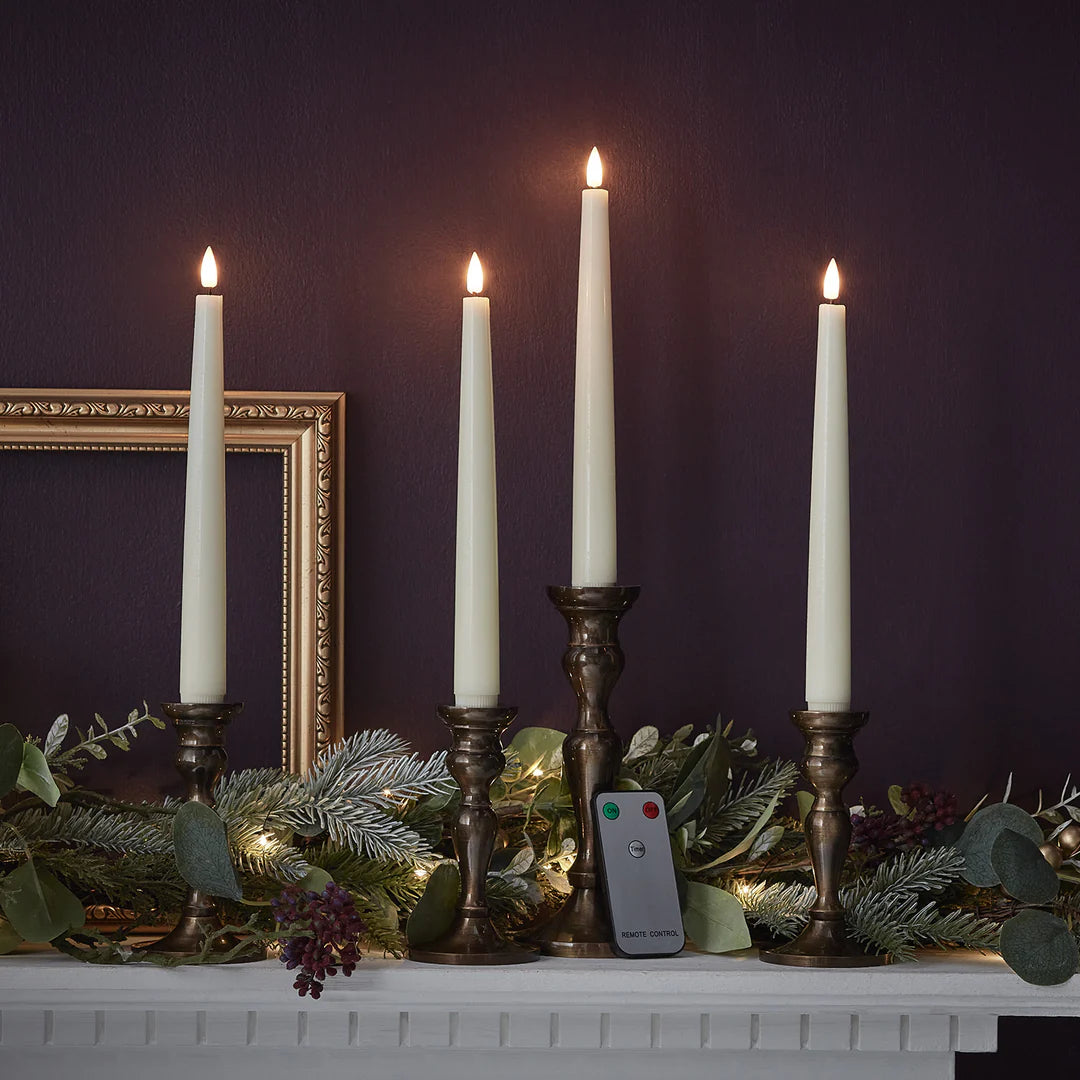 Set om 4 vaxljus med flammfria, flimrande LED-ljus