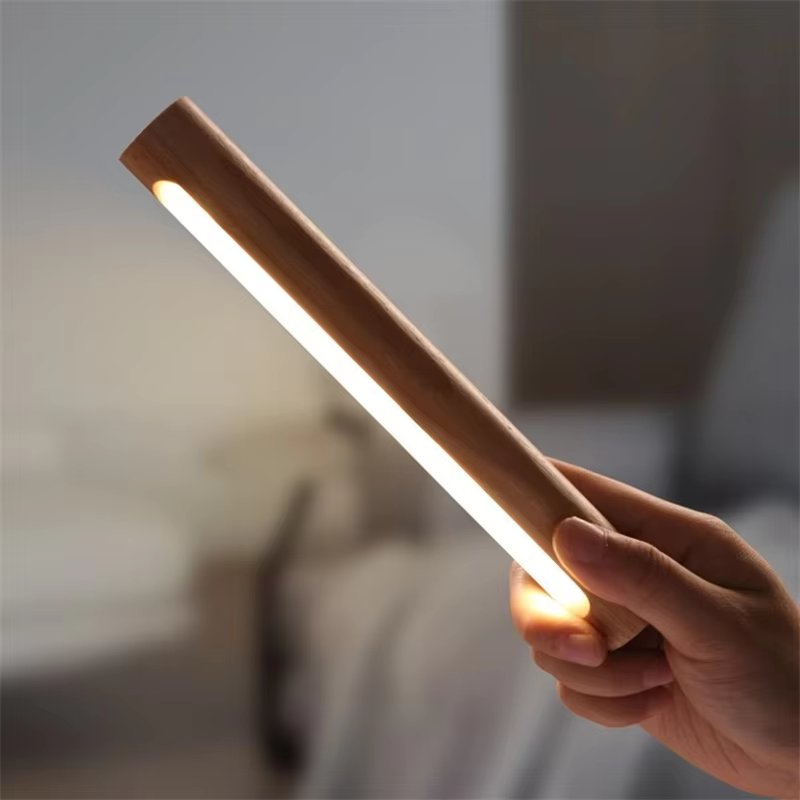 Lustre - Uppladdningsbar lampa i trä