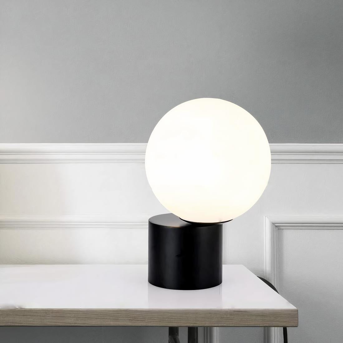 Latus - Bordslampa med nordisk glasboll