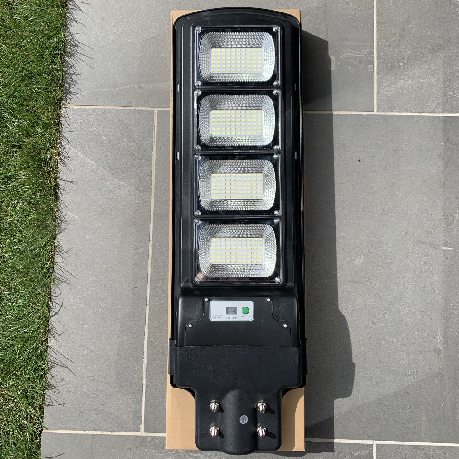 IlluminateSolarMega™ - Den ultimata 450W/7000 Lumens ultraklara solcellsbelysningen för gatubelysning (Paketerbjudande)