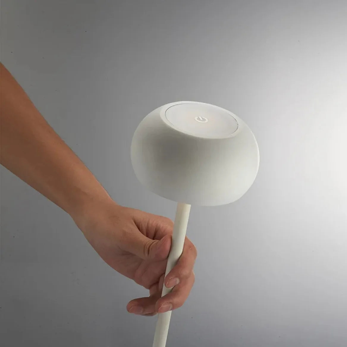 Tivra - Minimalistisk bordslampa